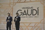 VIII Premis Gaudí Andrés Velencoso i Santi Millán lliuren el premi a la millor fotografia a Josep Maria Civit, per
